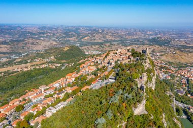 San Marino ve çevresindeki manzaranın manzarası.