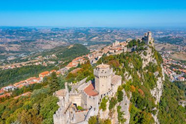 Torre Guaita ve Torre Cesta 'nın hakim olduğu San Marino' nun hava manzarası.