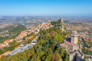 Torre Guaita ve Torre Cesta 'nın hakim olduğu San Marino' nun hava manzarası.
