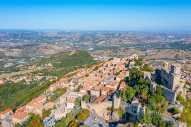 Torre Guaita ile San Marino 'nun hava manzarası.