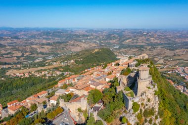 Torre Guaita ile San Marino 'nun hava manzarası.