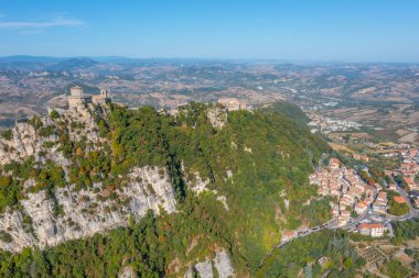 Torre Guaita ve Torre Cesta 'nın hakim olduğu San Marino' nun hava manzarası.