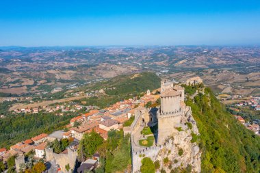 Torre Guaita ile San Marino 'nun hava manzarası.