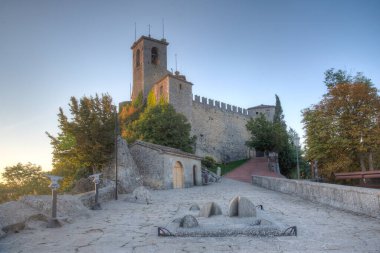 Guaita 'nın gündoğumu - San Marino' nun ilk kulesi.