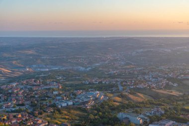 San Marino 'yu çevreleyen güneşin doğuşu manzarası.