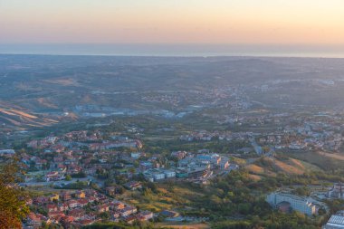 San Marino 'yu çevreleyen güneşin doğuşu manzarası.