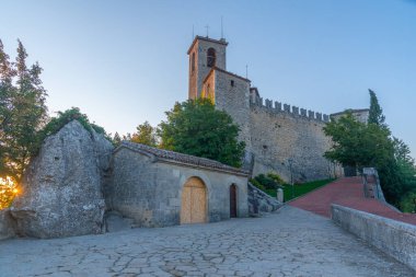 Guaita 'nın gündoğumu - San Marino' nun ilk kulesi.