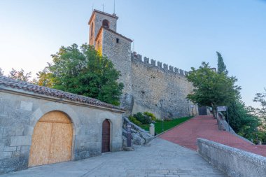 Guaita 'nın gündoğumu - San Marino' nun ilk kulesi.