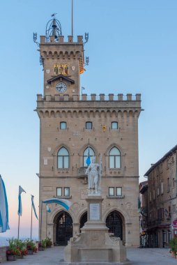 Palazzo Pubblico 'nun (Halk Sarayı) gündoğumu manzarası - San Marino Belediyesi Piazza della liberta' da yer almaktadır...