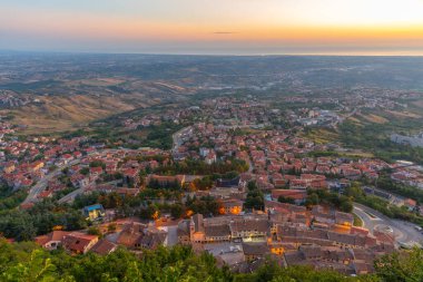 San Marino 'yu çevreleyen güneşin doğuşu manzarası.
