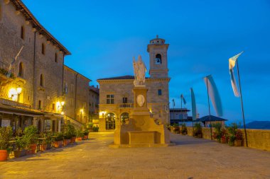 San Marino Cumhuriyeti 'nin della liberta meydanındaki tarihi bir binanın gündoğumu manzarası..