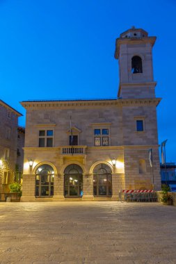 San Marino Cumhuriyeti 'nin della liberta meydanındaki tarihi bir binanın gündoğumu manzarası..