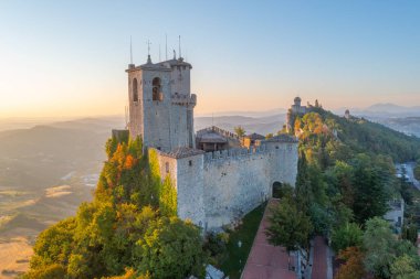 Torre Montale ve Torre Cesta 'nın hakim olduğu San Marino' nun hava manzarası.