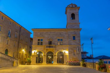 San Marino Cumhuriyeti 'nin della liberta meydanındaki tarihi bir binanın gündoğumu manzarası..
