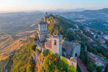 Torre Montale ve Torre Cesta 'nın hakim olduğu San Marino' nun hava manzarası.