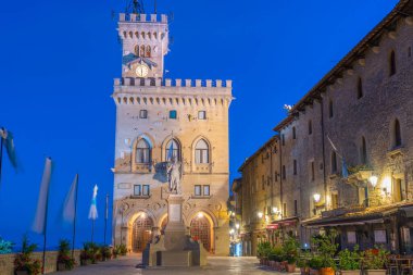 Palazzo Pubblico 'nun (Halk Sarayı) gündoğumu manzarası - San Marino Belediyesi Piazza della liberta' da yer almaktadır...