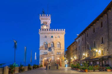 Palazzo Pubblico 'nun (Halk Sarayı) gündoğumu manzarası - San Marino Belediyesi Piazza della liberta' da yer almaktadır...