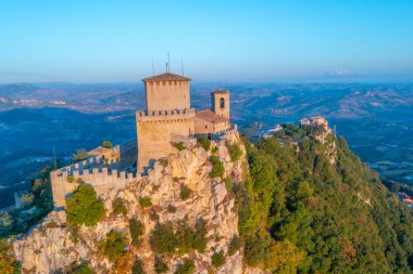 Torre Guaita ile San Marino 'nun hava manzarası.