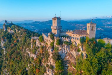 Torre Montale ve Torre Cesta 'nın hakim olduğu San Marino' nun hava manzarası.