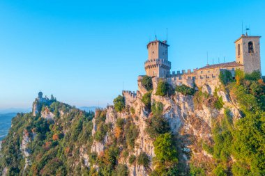 Torre Montale ve Torre Cesta 'nın hakim olduğu San Marino' nun hava manzarası.