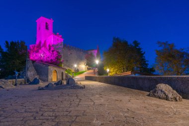 Guaita 'nın günbatımı manzarası - San Marino' nun Birinci Kulesi.