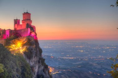 Guaita 'nın günbatımı manzarası - San Marino' nun Birinci Kulesi.