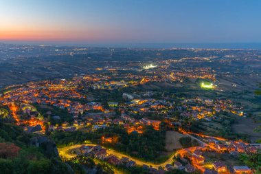 San Marino 'da Valdragone' un gece hava görüntüsü.