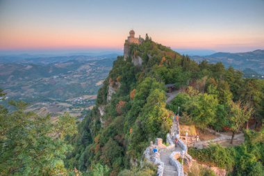 Cesta ya da Fratta 'ya çıkan merdiven manzarası. San Marino' nun ikinci kulesi..