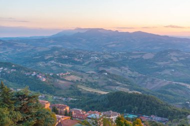 San Marino 'yu çevreleyen günbatımı hava manzarası.