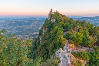 Cesta ya da Fratta 'ya çıkan merdiven manzarası. San Marino' nun ikinci kulesi..