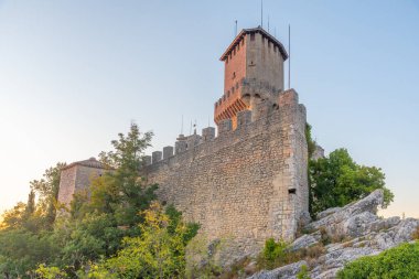 Guaita 'nın günbatımı manzarası - San Marino' nun Birinci Kulesi.