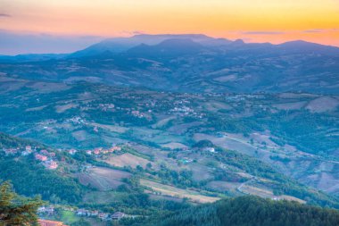 San Marino 'yu çevreleyen günbatımı hava manzarası.
