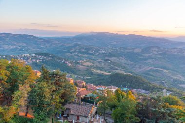 San Marino 'yu çevreleyen günbatımı hava manzarası.