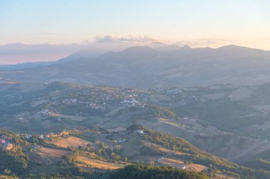 San Marino 'yu çevreleyen günbatımı hava manzarası.