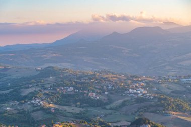 San Marino 'yu çevreleyen günbatımı hava manzarası.
