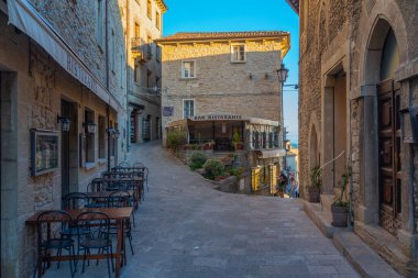 Citta di San Marino 'nun eski bir kasabasında günbatımı manzarası.