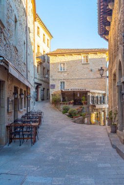 Citta di San Marino 'nun eski bir kasabasında günbatımı manzarası.