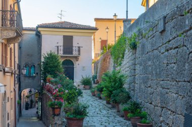 Citta di San Marino 'nun eski bir kasabasında günbatımı manzarası.