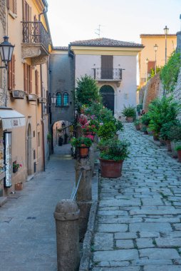 Citta di San Marino 'nun eski bir kasabasında günbatımı manzarası.
