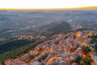 San Marino 'nun günbatımı manzarası.