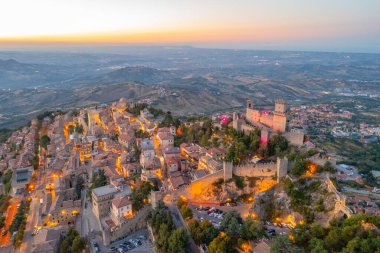 Torre Guaita ile San Marino 'nun günbatımı manzarası.