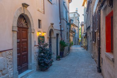 Citta di San Marino 'nun eski bir kasabasında günbatımı manzarası.