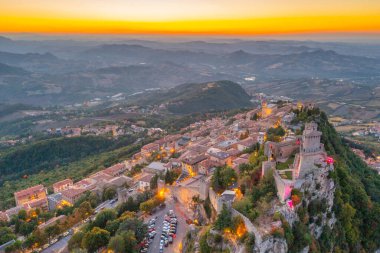 Torre Guaita ile San Marino 'nun günbatımı manzarası.