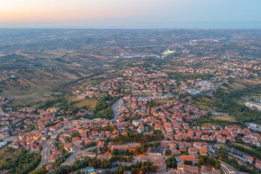 San Marino 'da Valdragone' un gece hava görüntüsü.