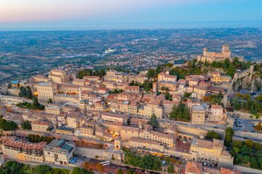 Torre Guaita ile San Marino 'nun günbatımı manzarası.