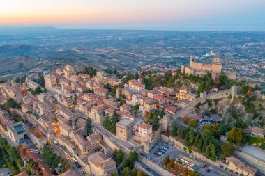 Torre Guaita ile San Marino 'nun günbatımı manzarası.