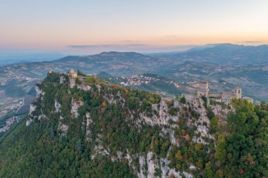 Torre Montale ve Torre Cesta 'nın hakim olduğu San Marino' nun hava manzarası.