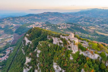 Torre Montale ve Torre Cesta 'nın hakim olduğu San Marino' nun hava manzarası.
