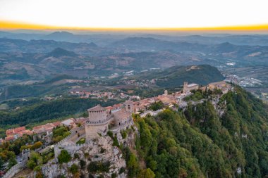 Torre Guaita ve Torre Cesta 'nın hakim olduğu San Marino' nun günbatımı manzarası.