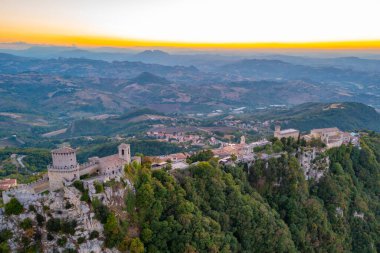 Torre Guaita ve Torre Cesta 'nın hakim olduğu San Marino' nun günbatımı manzarası.